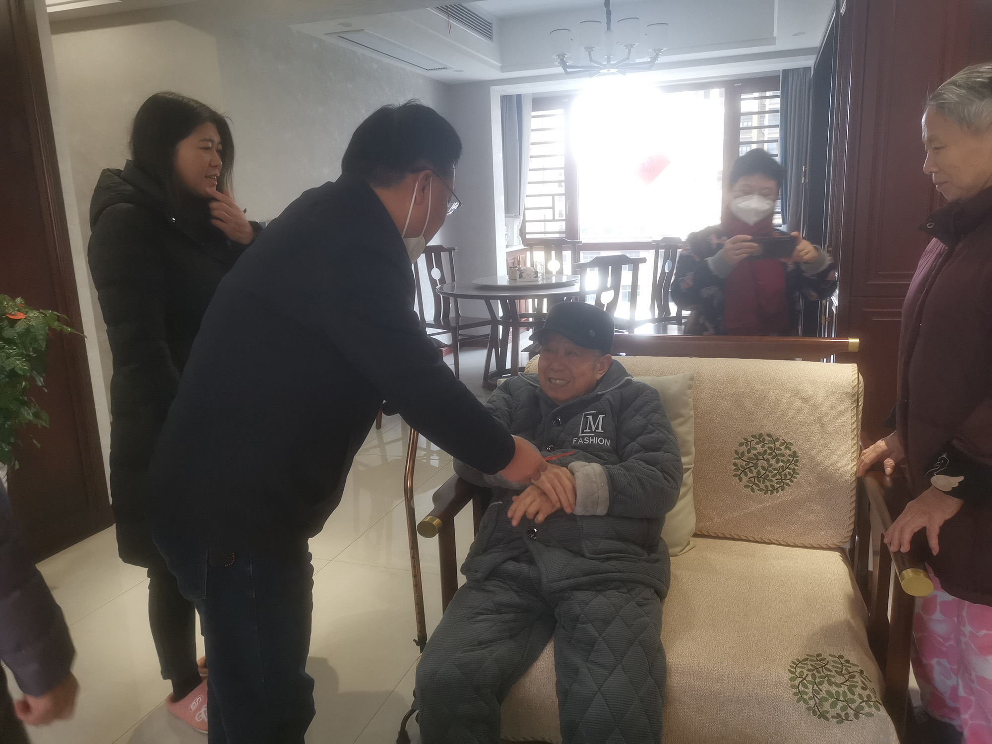 廖董事長走訪慰問在黨五十年老黨員2.jpg